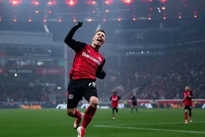 Alex Grimaldo ghi bàn quyết định cho Leverkusen từ pha đá phạt