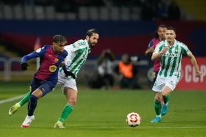 Lamine Yamal nhảy múa trên sân, biến các hậu vệ Betis thành những gã hề