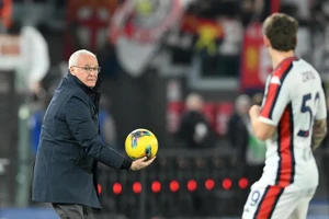 HLV Claudio Ranieri trong trận thắng Genoa