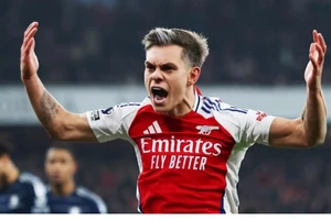 Leandro Trossard có lần ra sân thứ 100 cho Arsenal