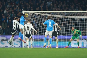 Frank Anguissa (Napoli) ghi bàn vào lưới Juventus