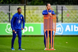 Jorrel Hato và Virgil Van Dijk trên sân tập của tuyển Hà Lan