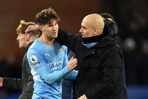 Pep Guardiola và John Stones