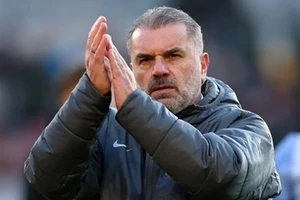 Ange Postecoglou ăn mừng chiến thắng