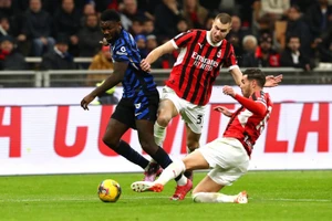  Marcus Thuram đi bóng trước sự truy cản của hàng thủ Milan