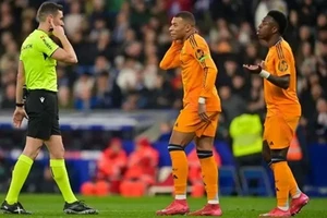 Trọng tài đã phạm sai lầm trong pha bóng của Kylian Mbappe