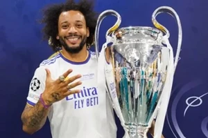 Marcelo khie chiếc cúp Champions League lần 5 của Madrid