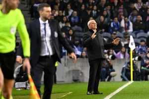 HLV Claudio Ranieri thất vọng với trọng tài Stieler trong trận gặp Porto