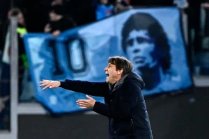 HLV Antonio Conte trong trận hòa Lazio