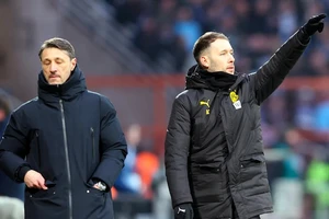 HLV Niko Kovac (trái) và trợ lý Alex Clapham (phải) trong trận thua Bochum