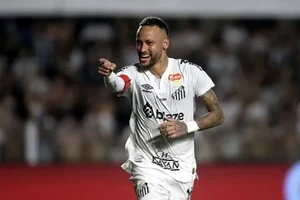 Neymar ăn mừng bàn thắng trên chấm 11m