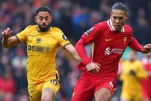 Virgil van Dijk (Liverpool, phải) cắt pha tấn công của Wolves