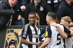 Các cầu thủ Newcastle ăn mừng bàn thắng cùng Alexander Isak