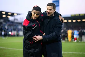 HLV Xabi Alonso và tiền đạo Amine Adli sau trận thắng Holstein Kiel