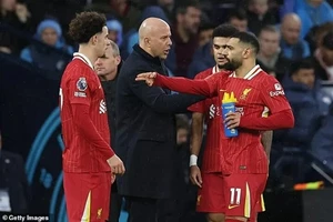 HLV Arne Slot chỉ đạo Mo Salah trên sân