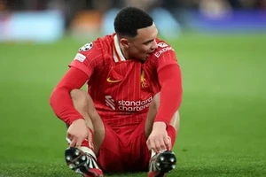 Trent Alexander-Arnold dính chấn thương trong trận đấu với PSG