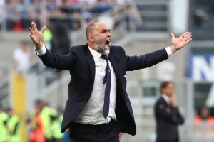 HLV Igor Tudor rất nóng bỏng trên đường biên