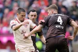 Raphael Guerreiro (trái) là điểm yếu của hàng thủ Bayern Munich hiện thời
