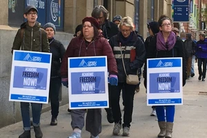 Sinh viên tham gia biểu tình cùng giáo viên trường George Brown College. Ảnh: CBS