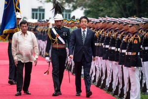 Thủ tướng Nhật Bản Shinzo Abe (phải) trong chuyến thăm Philippines khi Tổng thống Rodrigo Duterte nhậm chức năm ngoái. Ảnh: AP 