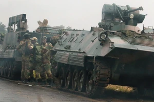 Xe tăng, xe bọc thép xuất hiện bên ngoài thủ đô Harare. Ảnh: Reuters