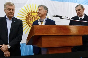 Tổng thống Argentina Mauricio Macri (giữa) và Bộ trưởng Quốc phòng Oscar Aguad (trái). Ảnh: Clarin