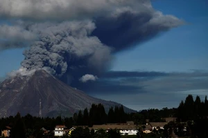 Núi lửa Merapi phun trào.Ảnh: eNCA