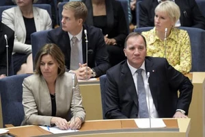 Thủ tướng Stefan Löfven (trái) trong cuộc bỏ phiếu tín nhiệm ngày 25-9. Ảnh: AP