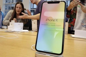 Điện thoại iPhone X bị phát hiện một số lỗi liên quan đến màn hình (Ảnh : Reuters)