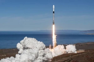  Tên lửa Falcon 9 rời bệ phóng để đưa cùng lúc 64 vệ tinh lên vũ trụ. Ảnh: SpaceX