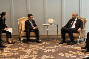 Đồng chí Nguyễn Văn Dũng - Phó chủ tịch UBND TPHCM tiếp ông H.E. Mohammad Ali Rashed Lootah - Chủ tịch kiêm Giám đốc Điều hành Phòng Thương mại Quốc tế Dubai (Dubai Chambers). Ảnh: XUÂN HẠNH