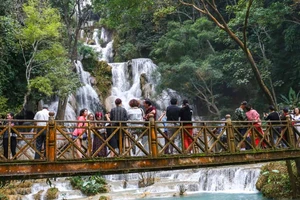 Du khách tham quan thác Kuangsi ở Luang Prabang. Ảnh: Laotian Times