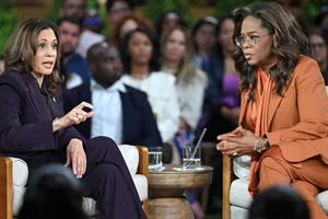 Phó Tổng thống Kamala Harris (bên trái) cùng với nhà sản xuất truyền hình Oprah Winfrey tại sự kiện vận động tranh cử "Đoàn kết vì nước Mỹ" ở Farmington Hills, Michigan, ngày 19 - 9. Ảnh: GETTY IMAGES