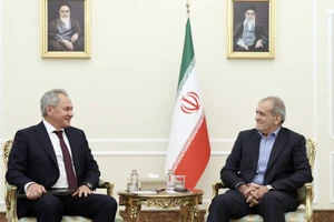 Tổng thống Iran Masoud Pezeshkian trong một cuộc gặp Thư ký Hội đồng An ninh Nga Sergei Shoigu (trái) tại Tehran vào ngày 17-9