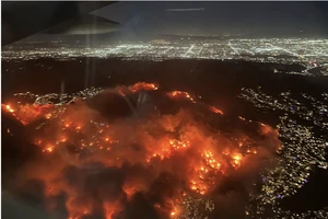 Đám cháy Palisades nhìn từ máy bay, tàn phá nặng nề nhất từ trước tới nay ở quận Los Angeles. Ảnh: Washington Post