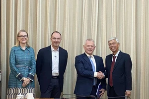 Đồng chí Võ Văn Hoan, bà Tổng Lãnh sự Australia tại TPHCM Sarah Hooper, Chủ tịch Ngân hàng Quốc gia Australia (NAB) Philip Chronican (giữa). Ảnh: XUÂN HẠNH