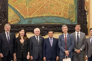 Đồng chí Nguyễn Văn Dũng (giữa), ông Agustin Tejeda Rodriguez - Phó Quốc vụ khanh phụ trách Thị trường Nông sản Thực phẩm và Hội nhập Quốc tế thuộc Bộ Kinh tế Cộng hòa Argentina (bên phải) và Đại sứ Đặc mệnh toàn quyền Cộng hòa Argentina tại Việt Nam – ông Marcos A. Bodnarski (bên trái). Ảnh: XUÂN HẠNH