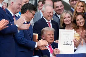 Tổng thống Donald Trump khoe "Một dự luật Vĩ đại và Tuyệt đẹp” vừa được ký tại Nhà Trắng mừng Ngày Quốc khánh lần thứ 249 của Mỹ. Ảnh: Getty Images