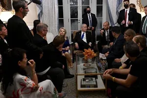 Thủ tướng Benjamin Netanyahu, ở giữa, gặp gỡ gia đình các con tin bị giam giữ ở Gaza, tại Washington, DC. Ảnh: GPO