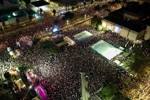 Hàng chục ngàn người Israel tập trung tại Tel Aviv và các thành phố trên khắp Israel vào tối 9-8. Ảnh: TIMES OF ISRAEL