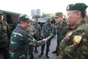 Đoàn quan sát viên lâm thời rời Phnom Penh vào ngày 14-8 để bắt đầu thị sát các tỉnh Battambang, Banteay Meanchey và Preah Vihear, nơi họ sẽ đánh giá việc thực hiện thỏa thuận ngừng bắn hiện tại. Ảnh: ANN