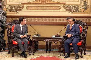 Đồng chí Nguyễn Văn Được, Chủ tịch UBND TPHCM tiếp ông Taeheum Kim, Thống đốc tỉnh Chungcheongnam (Hàn Quốc). Ảnh: XUÂN HẠNH