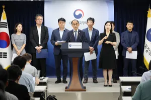 Chủ tịch Ủy ban Bảo vệ Thông tin Cá nhân Ko Hak-soo phát biểu tại buổi họp báo về quyết định phạt SK Telecom. Ảnh: YONHAP 