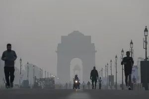 Thủ đô Delhi chìm trong khói bụi độc hại. Ảnh: EPA