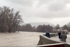 Mực nước dâng cao của sông Herault chảy xiết qua thị trấn Laroque của Pháp. Ảnh : MSN