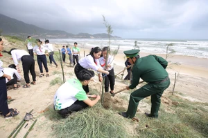 Các học sinh, đoàn viên thanh niên, chiến sĩ bộ đội cùng tham gia trồng cây