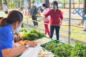 Thêm nhiều chuyến xe lưu động cung ứng hàng hoá cho người dân trong mùa Covid