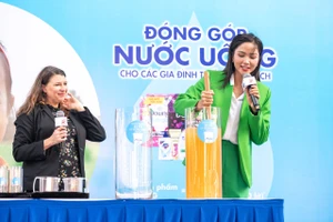 Hoa hậu H’Hen Niê trực tiếp thực hiện phần minh họa biến 10 lít nước bẩn thành nước uống sạch an toàn