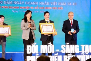 Ông Lâm Quốc Thanh, Tổng Giám đốc SATRA nhận chứng nhận Doanh nghiệp, Doanh nhân tiêu biểu TPHCM năm 2024. Ảnh: HOÀNG HÙNG