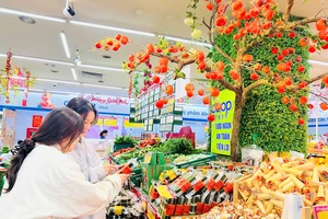 Hàng hoá Tết đã được Saigon Co.op giảm giá mạnh để hỗ trợ người dân mua sắm. 